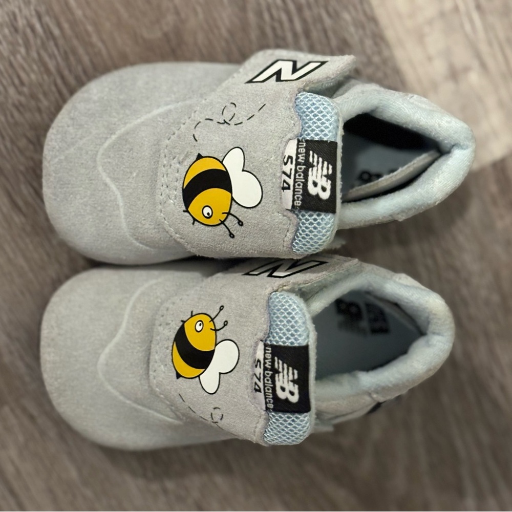 New Balance Baby Shoes in Gray with Bee Motif (size3)